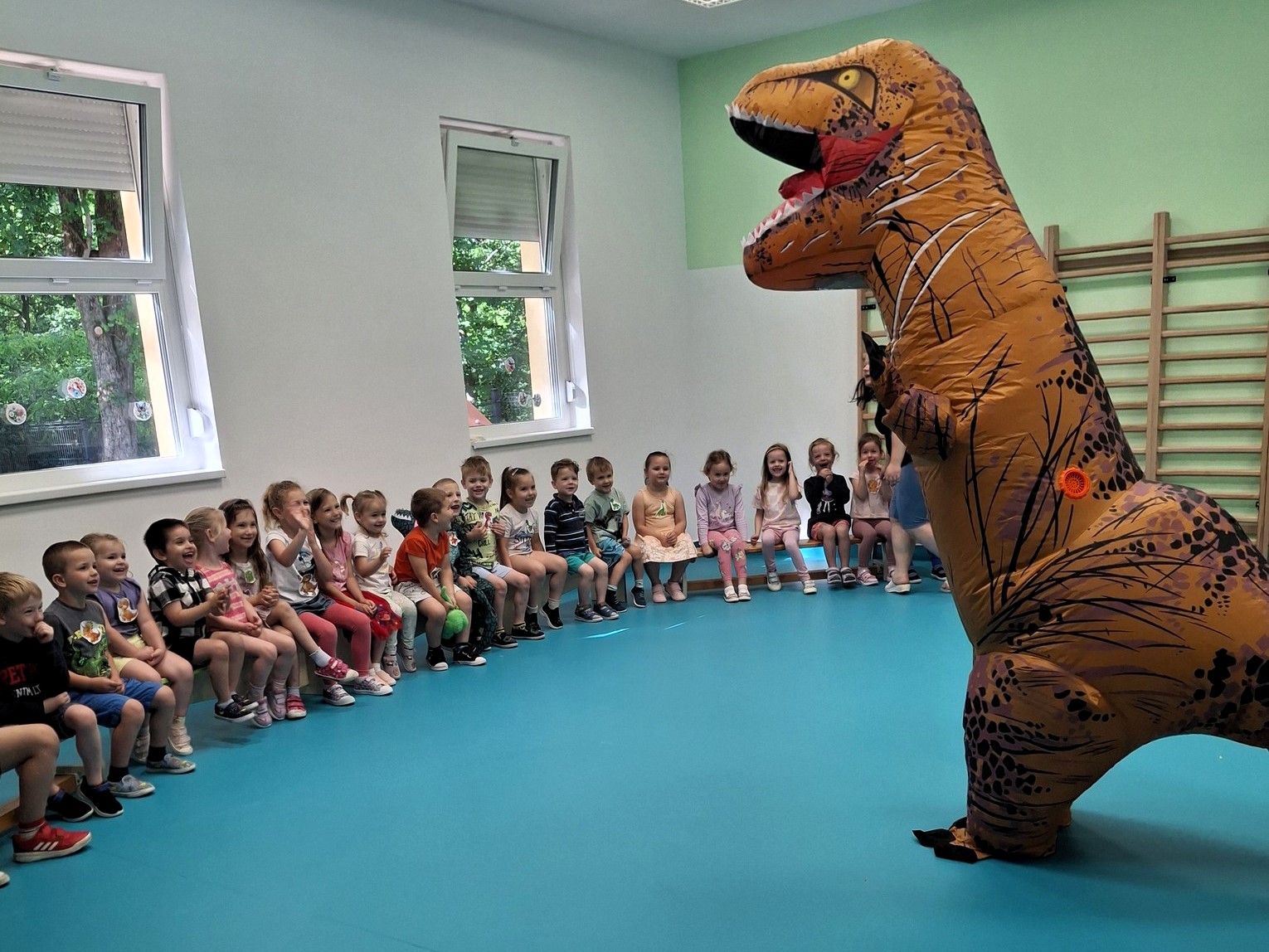 Jelmezek, mesék, dinók, légvár avagy gyermekhét az óvodában
